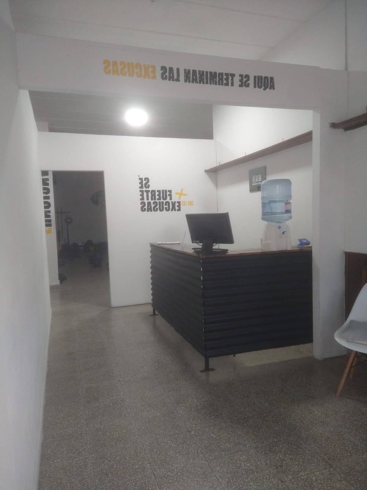 Área de recepción y mostrador en gimnasio Walk In Strong